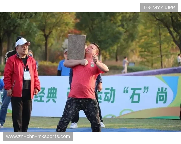 大力士比赛举石项目展示惊人力量